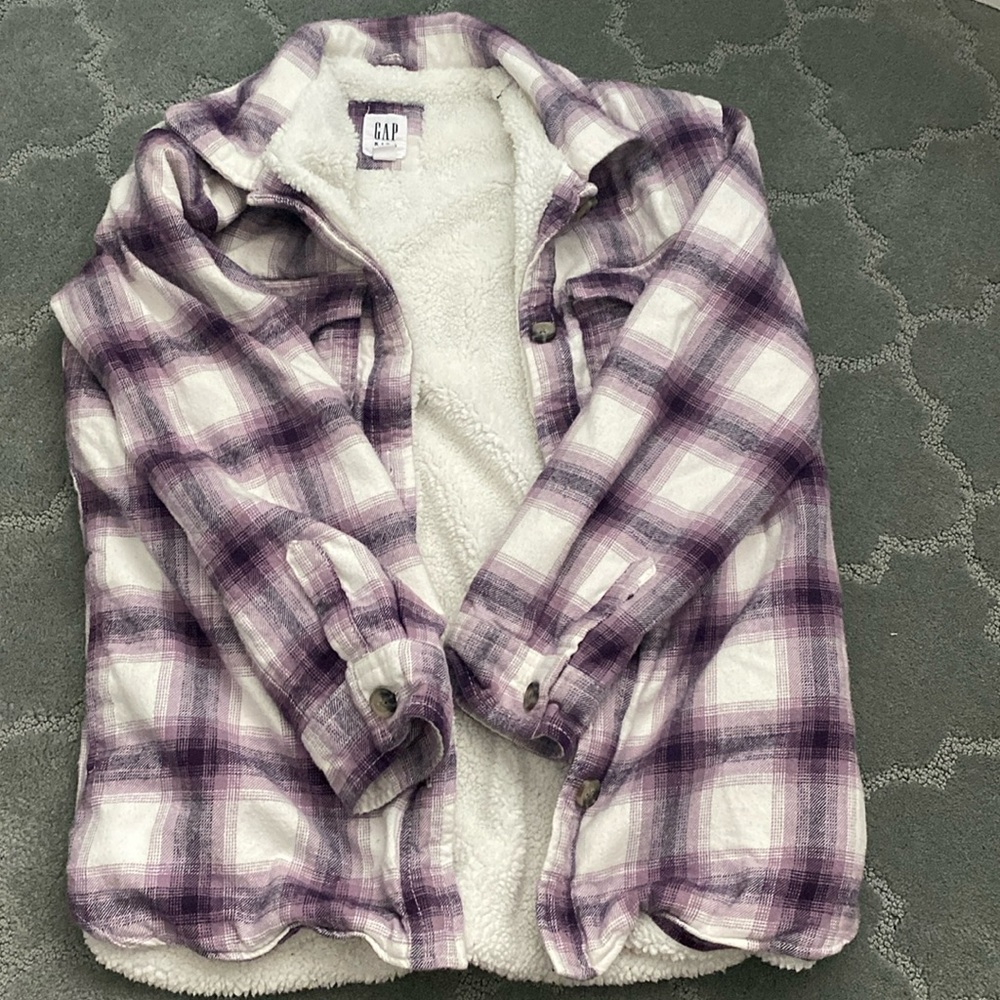 Gap like new white Sherpa lined flannel jacket. Worn very little so no stains.